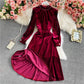 Burgunderfarbenes, schulterfreies Samtkleid in A-Linie mit Stehkragen 2934