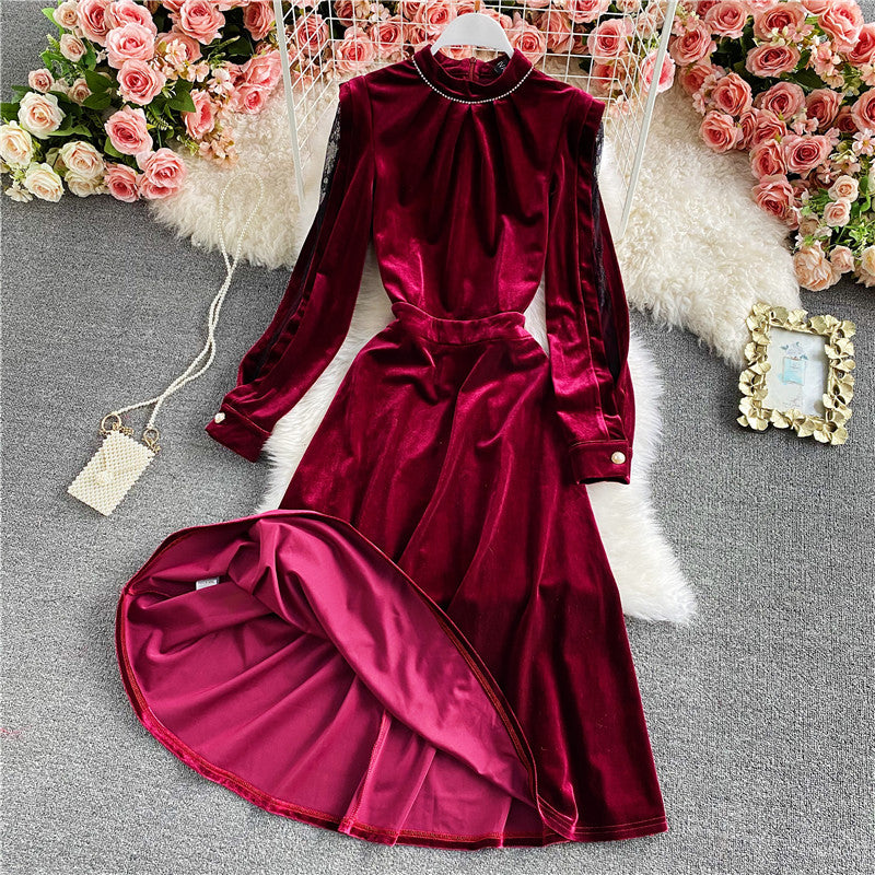 Burgunderfarbenes, schulterfreies Samtkleid in A-Linie mit Stehkragen 2934