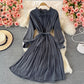 Robe plissée légère à taille fine et col montant 3242