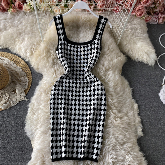 Robe vintage à col carré et à carreaux mille oiseaux en contraste noir et blanc 2793