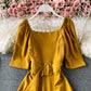 Robe moulante à col carré et manches bouffantes avec lacets à la taille et dos nu 3170