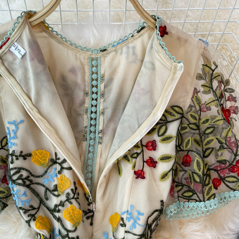 Robe brodée à manches courtes en maille avec fermeture à la taille Gong Tingfeng 3199