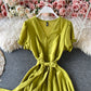 Robe rétro française rouge à col en V et manches bouffantes 3184