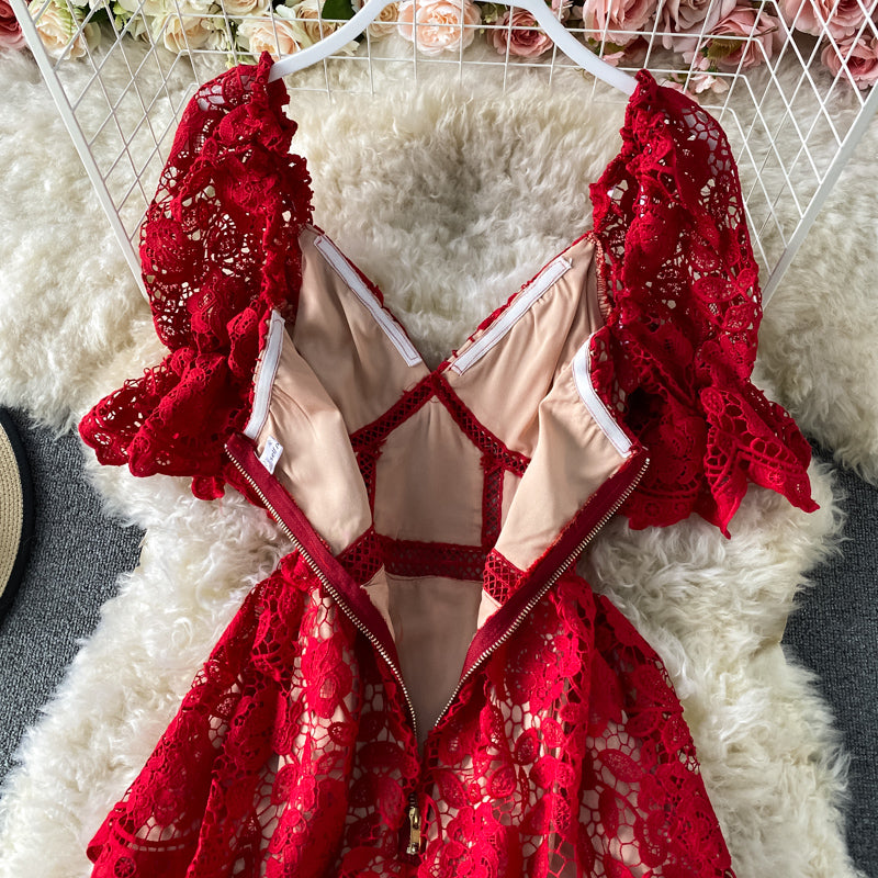 Robe moulante en dentelle découpée 3430