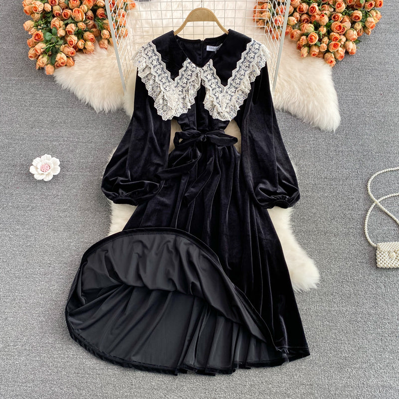 Robe en velours à col poupée et revers en dentelle 2861