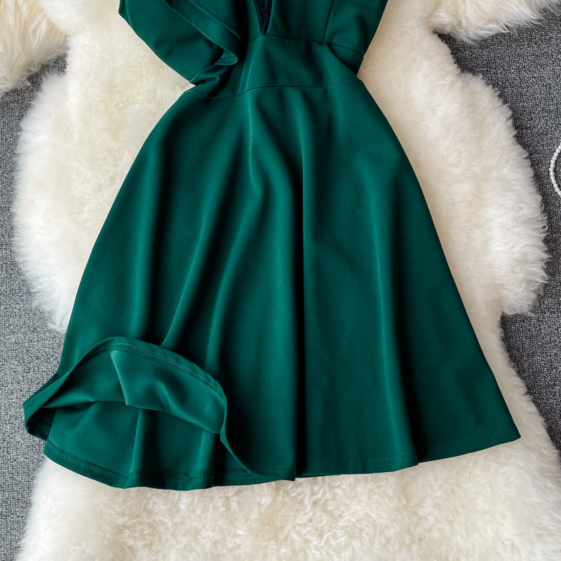 Robe moulante à col oblique et épaules dénudées avec jupe bouffante 3200