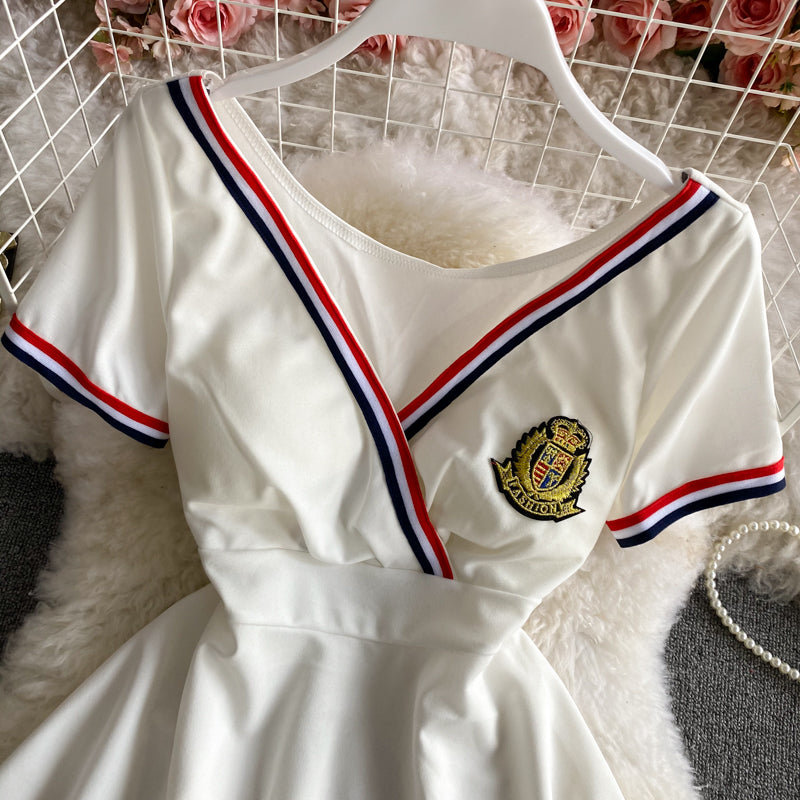 Robe sexy à manches courtes et col en V bleu marine avec poitrine ouverte 2840