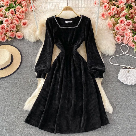 Robe vintage à manches longues et col carré en velours côtelé 2868