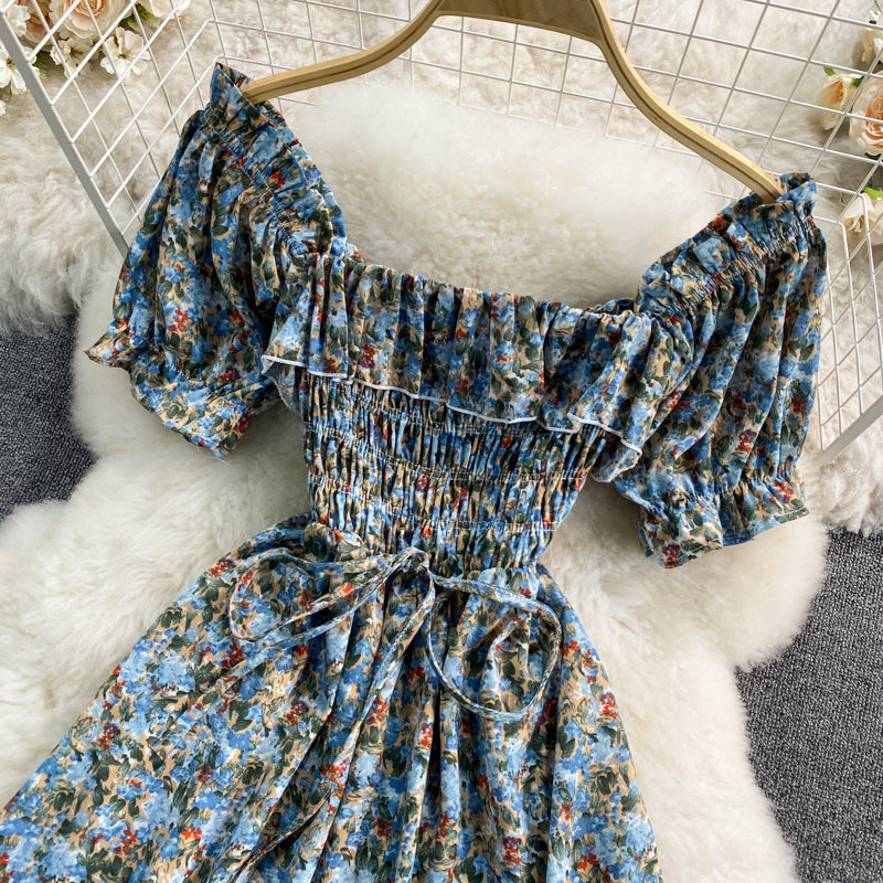 Robe fleurie à taille fine et col carré avec manches bouffantes 3317
