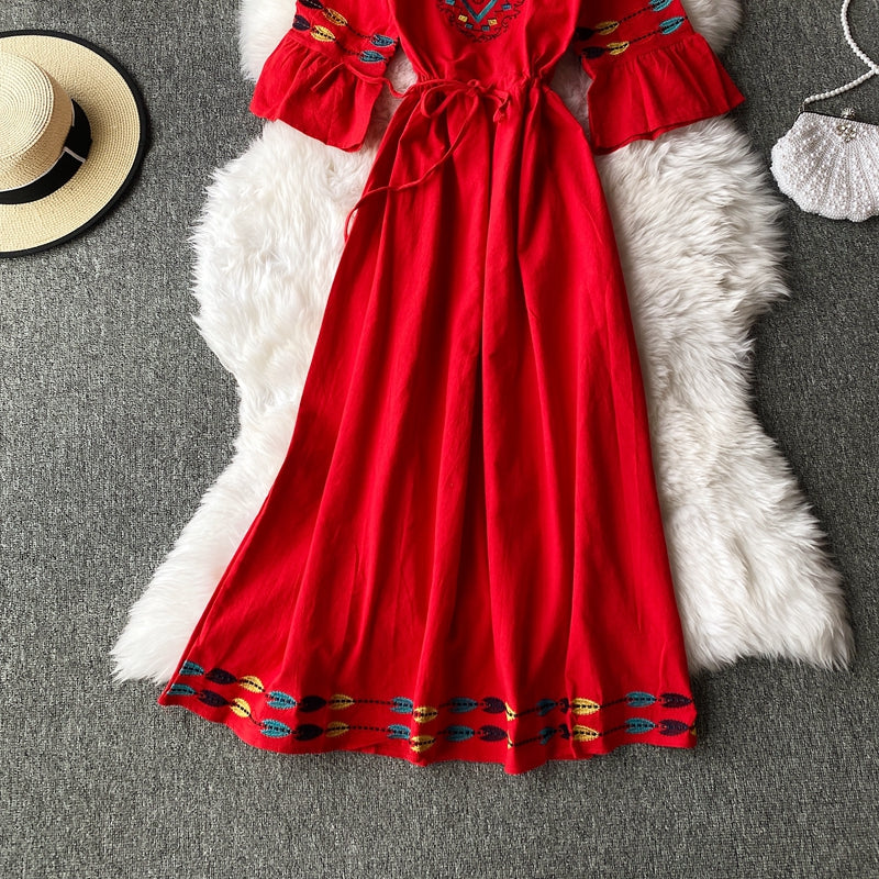 Robe de vacances ample en coton chanvre à manches trompettes brodées et col en V 2948