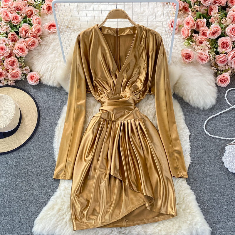 Robe taille haute en satin avec décolleté en V fin et irrégulier 3352