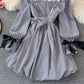 Robe à bretelles avec col carré et jupe courte bouffante à boutons de fleurs 3094