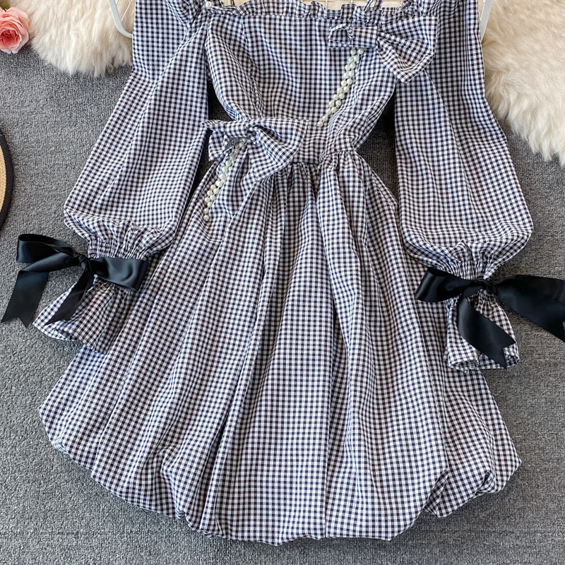 Robe à bretelles avec col carré et jupe courte bouffante à boutons de fleurs 3094