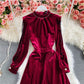Burgunderfarbenes, schulterfreies Samtkleid in A-Linie mit Stehkragen 2934