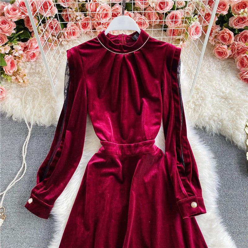Burgunderfarbenes, schulterfreies Samtkleid in A-Linie mit Stehkragen 2934