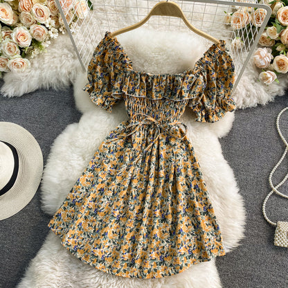 Robe fleurie à taille fine et col carré avec manches bouffantes 3053