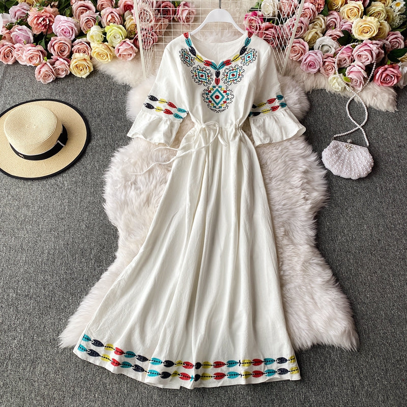 Robe de vacances ample en coton chanvre à manches trompettes brodées et col en V 2948
