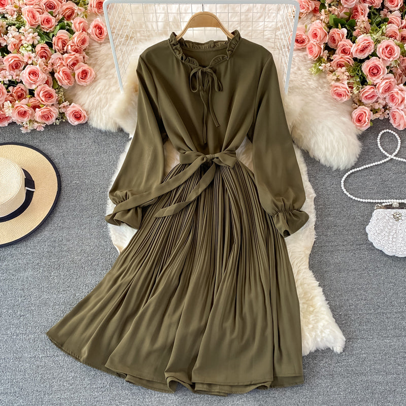 Robe plissée légère à taille fine et col montant 3242