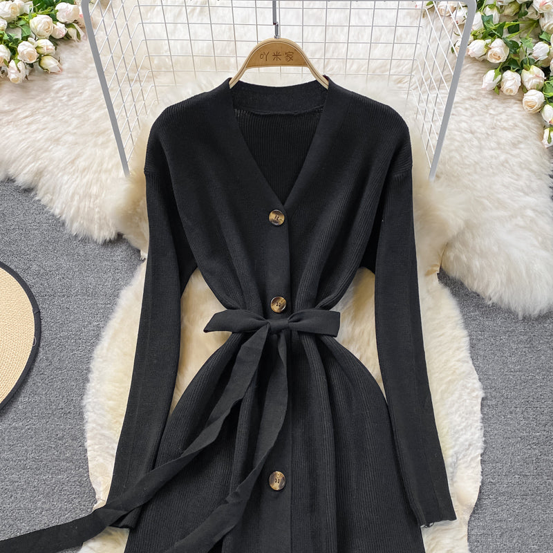 Robe en tricot à col en V de style doux, jupe pull fine et tempérament 3379