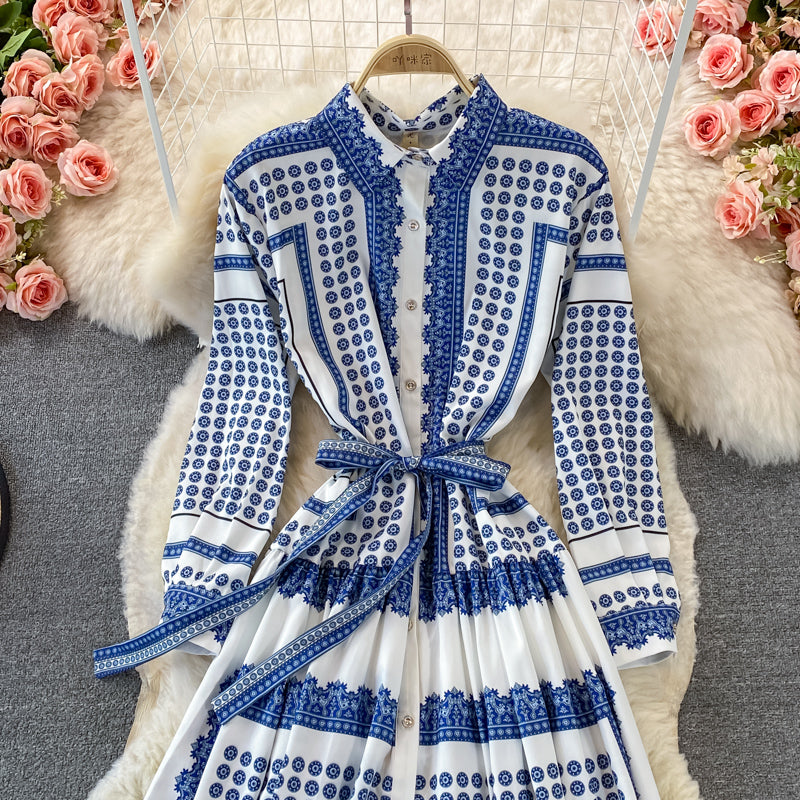 Robe simple boutonnage à revers et lacets à imprimé doux 3368