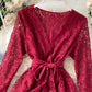 Kurzes Spitzenkleid mit A-Linie und V-Ausschnitt 1032