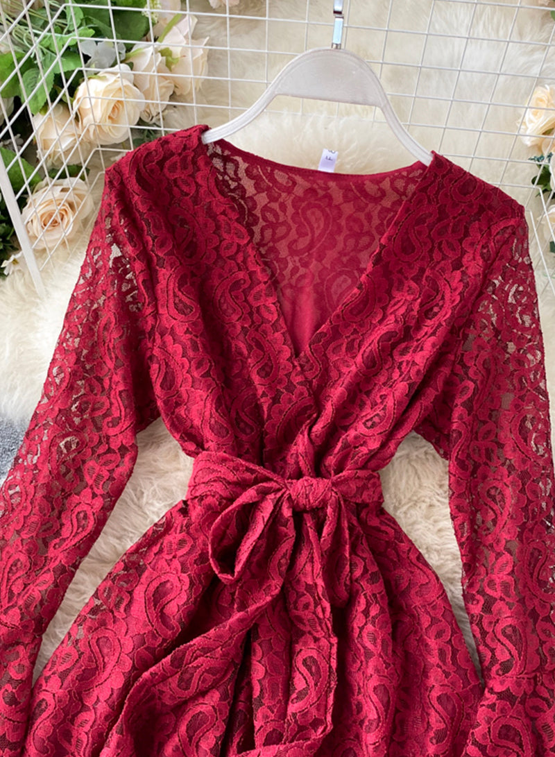 Kurzes Spitzenkleid mit A-Linie und V-Ausschnitt 1032