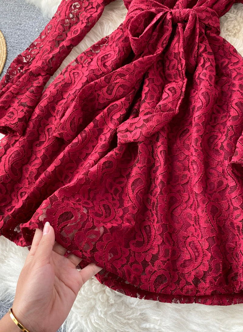 Kurzes Spitzenkleid mit A-Linie und V-Ausschnitt 1032