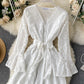 Kurzes Spitzenkleid mit A-Linie und V-Ausschnitt 1032