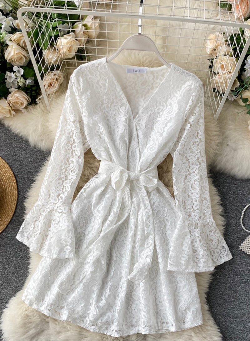 Kurzes Spitzenkleid mit A-Linie und V-Ausschnitt 1032