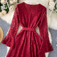 Kurzes Spitzenkleid mit A-Linie und V-Ausschnitt 1032