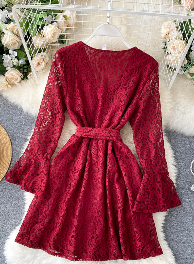 Kurzes Spitzenkleid mit A-Linie und V-Ausschnitt 1032