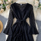 Kurzes Spitzenkleid mit A-Linie und V-Ausschnitt 1032