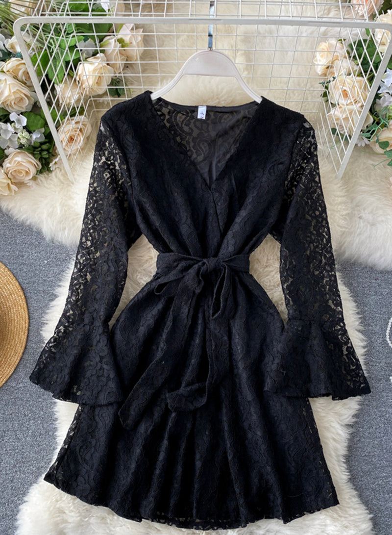 Kurzes Spitzenkleid mit A-Linie und V-Ausschnitt 1032