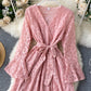 Kurzes Spitzenkleid mit A-Linie und V-Ausschnitt 1032