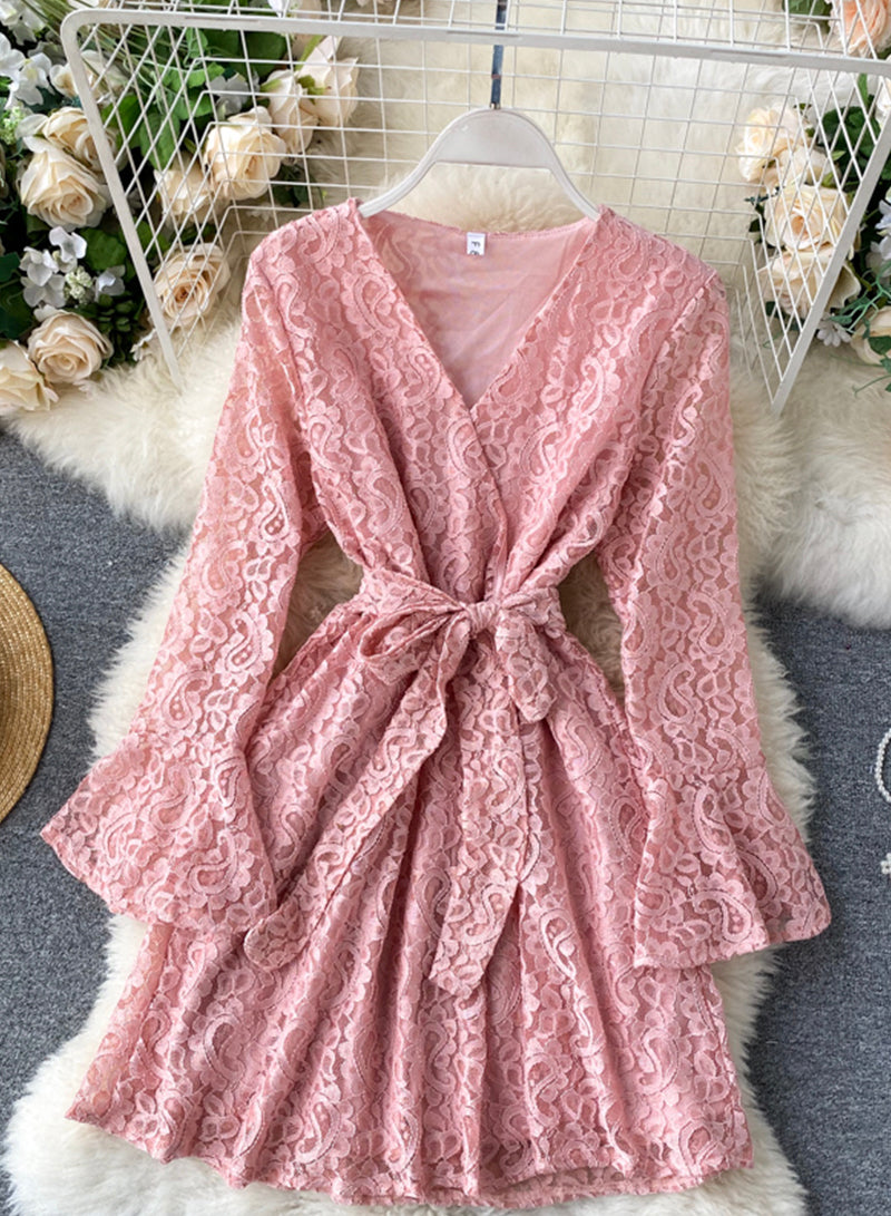Kurzes Spitzenkleid mit A-Linie und V-Ausschnitt 1032