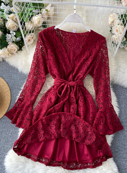 Kurzes Spitzenkleid mit A-Linie und V-Ausschnitt 1032
