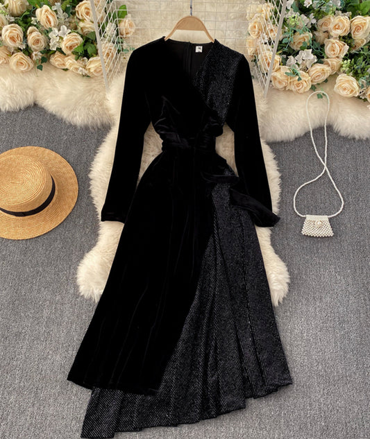 Unregelmäßiges Kleid mit V-Ausschnitt und Kreuz 943