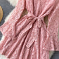 Kurzes Spitzenkleid mit A-Linie und V-Ausschnitt 1032
