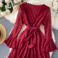 Kurzes Spitzenkleid mit A-Linie und V-Ausschnitt 1032