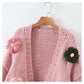 Cardigan tricoté à l'aiguille épaisse avec motif floral tridimensionnel 7374