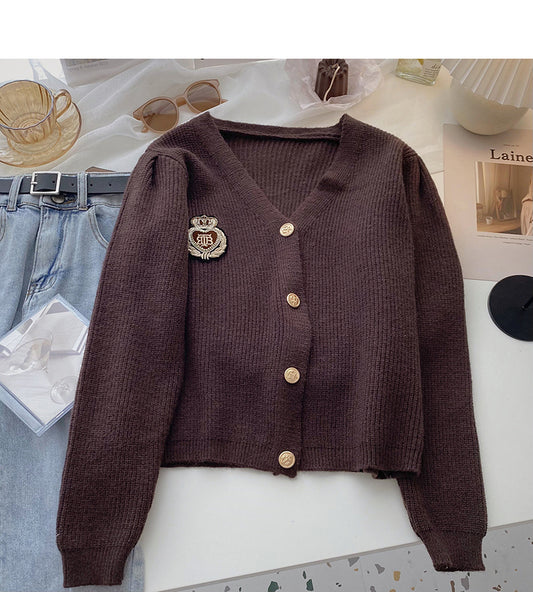 Haut à manches longues et col en V avec badge personnalisé de style universitaire coréen 5976