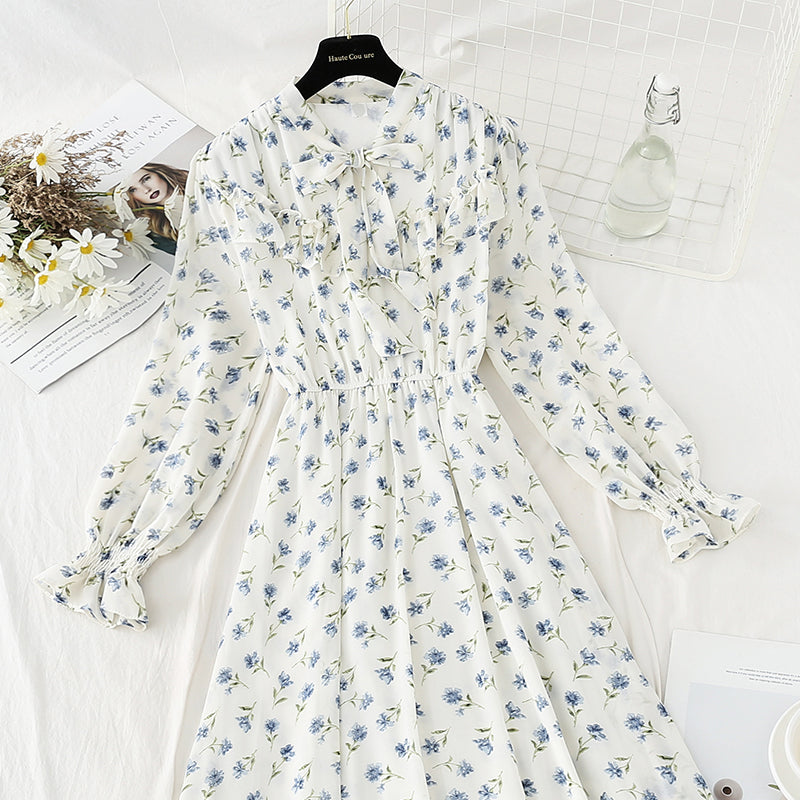 La nouvelle robe en mousseline est douce et portée jusqu'au genou, montrant une fine jupe fleurie 4819