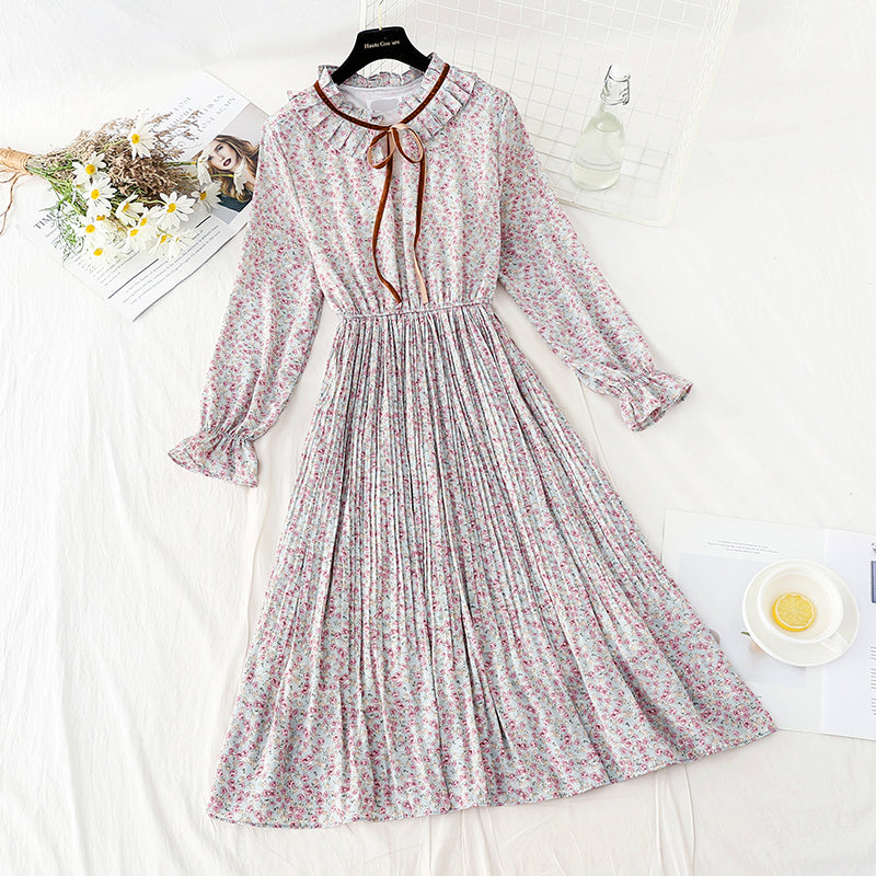 La nouvelle robe en mousseline plissée à lacets est trop fine au niveau du genou. Jupe fleurie 4804