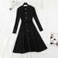 Robe en laine à taille fine et boutons nacrés ajourés au-dessus du genou 4751