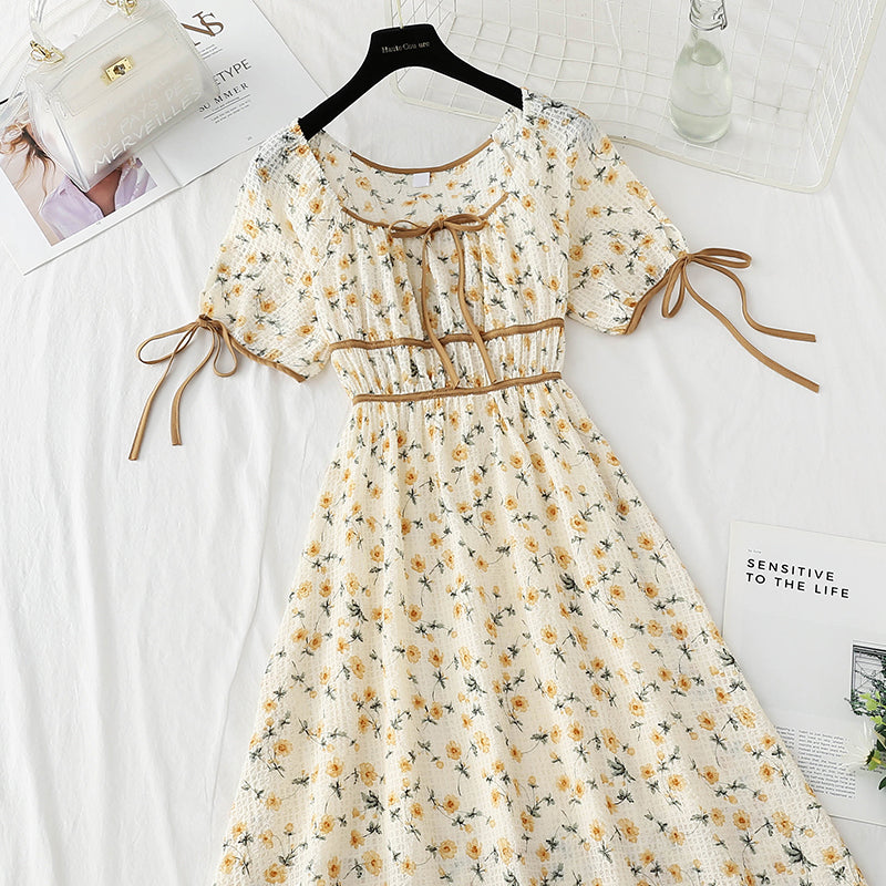 Petite robe douce à lacets fraîche jupe à fleurs cassées semble mince 4865