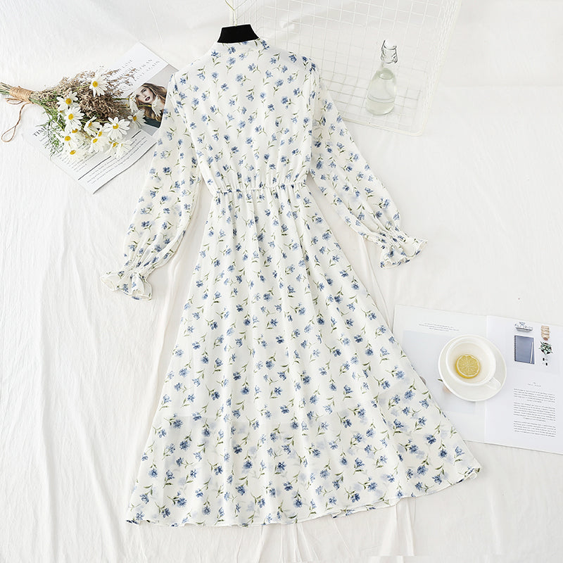 La nouvelle robe en mousseline est douce et portée jusqu'au genou, montrant une fine jupe fleurie 4819