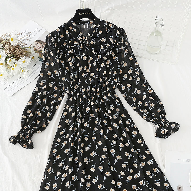 La nouvelle robe en mousseline est douce et portée jusqu'au genou, montrant une fine jupe fleurie 4819
