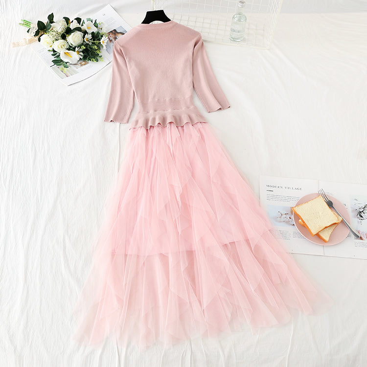 La robe en maille piquée est haute, fine et légère 3884