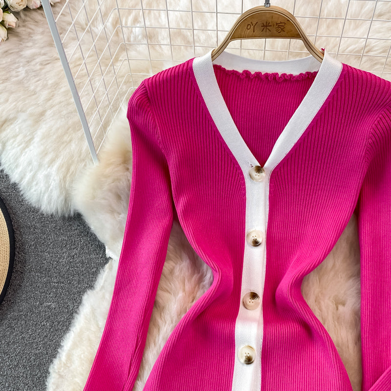 Robe tricotée avec cardigan taille basse et sac à hanches 3749