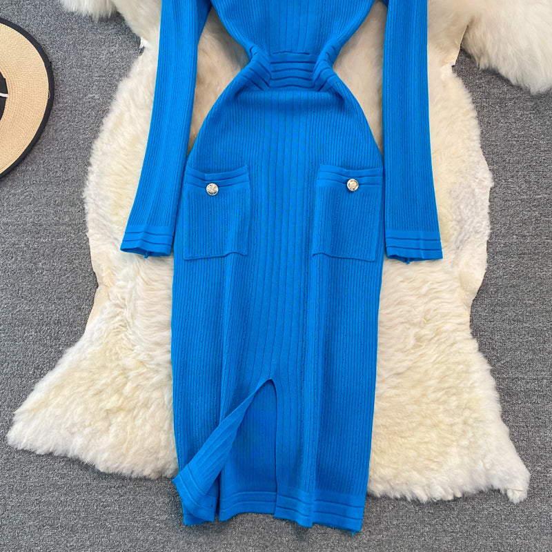 Robe mi-longue en tricot avec fente sur le bas et élastique à boutons dorés 3751